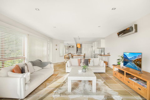 Family House With BBQ Deck, Water View And Parking - Sydney Tourism 0