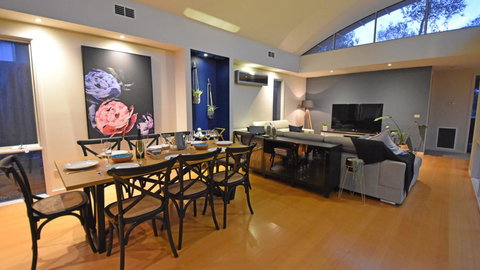 FLORENCE HOUSE Sundrenched Luxury With Pool & Deck - Sydney Tourism 3