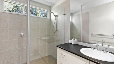 FLORENCE HOUSE Sundrenched Luxury With Pool & Deck - Sydney Tourism 1