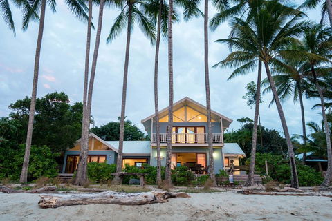Frangipani Beach House - Newell Beach - Sydney Tourism 0