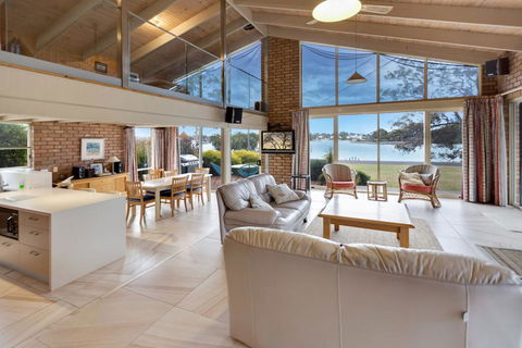 Getaway - Waterfront Island Living - Sydney Tourism 1