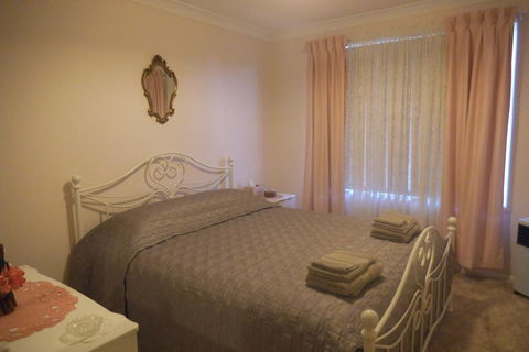Hillview B & B Forbes - Sydney Tourism 3