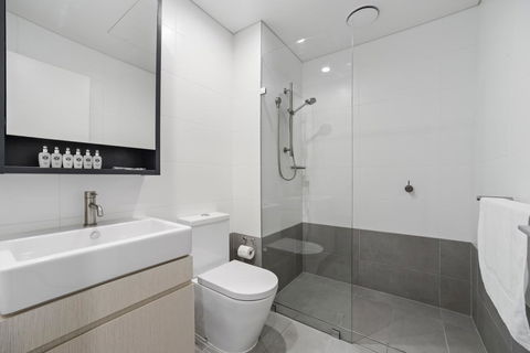 HomeHotel Walking Distance To Train And Westfield. - Sydney Tourism 3