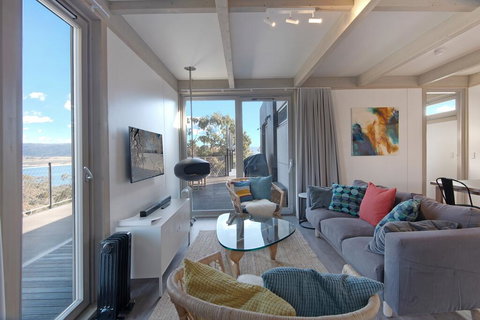 JINDY HOUSE BRAND NEW And STYLISH AMAZING VIEWS - Sydney Tourism 3