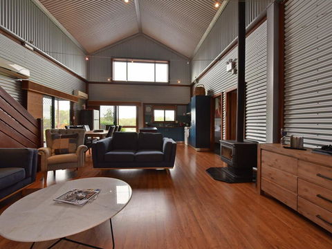Kelman Cottage - Tucked Away With Pool + Native Wildlife - Sydney Tourism 3