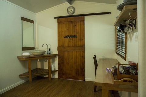 Kingfisher Cabin - Sydney Tourism 3
