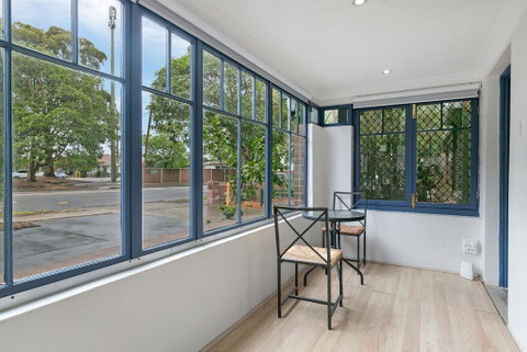 KOZYGURU ARNCLIFFE SYDNEY AIRPORT RENOVATED COTTAGE 3 BED HOUSE NAR232 - Sydney Tourism 2
