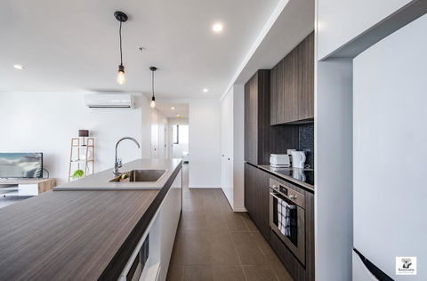 KOZYGURU BROADBEACH AMAZING VIEW 2 BED APT + FREE PARKING WALK TO BEACH QBR004 - Sydney Tourism 3