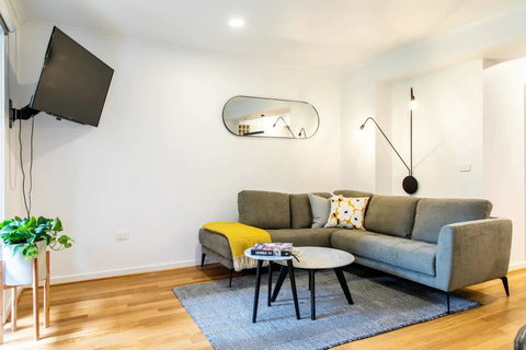 Luxury Spacious 2 Bedroom Fitzroy Apartment - Sydney Tourism 0