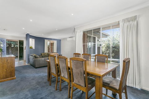 McCrae On The Beach - Right On The Magnificent Beach - Sydney Tourism 1