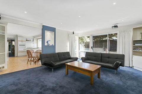 McCrae On The Beach - Right On The Magnificent Beach - Sydney Tourism 3