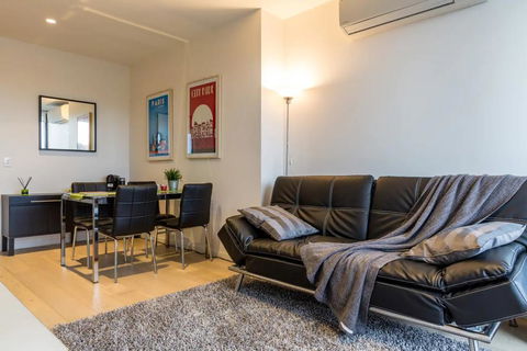 Modern 1 Bedroom Apartment In Tranquil Parklands - Sydney Tourism 1