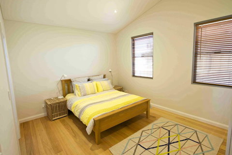 Sunny Blinco Street House - Sydney Tourism 8