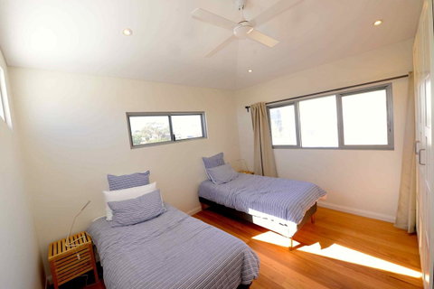 Sunny Blinco Street House - Sydney Tourism 10