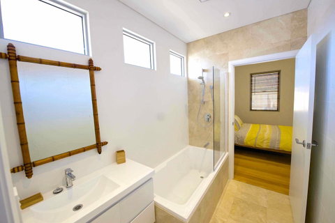 Sunny Blinco Street House - Sydney Tourism 9