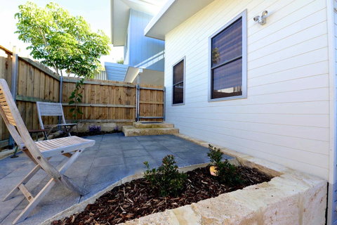 Sunny Blinco Street House - Sydney Tourism 12