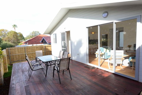 Sunny Blinco Street House - Sydney Tourism 11