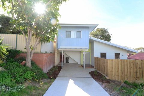Sunny Blinco Street House - Sydney Tourism 13