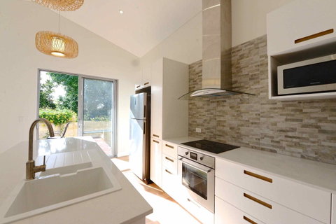 Sunny Blinco Street House - Sydney Tourism 3