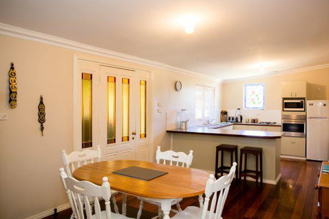 Yvonnes Rest Holiday Home - Sydney Tourism 0