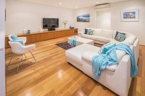 Calm Waters - Sydney Tourism 22