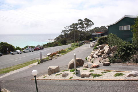 BINALONG BEACH COTTAGE Beachfront At Bay Of Fires Next To Restaurant - Sydney Tourism 19