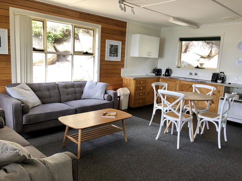 BINALONG BEACH COTTAGE Beachfront At Bay Of Fires Next To Restaurant - Sydney Tourism 2