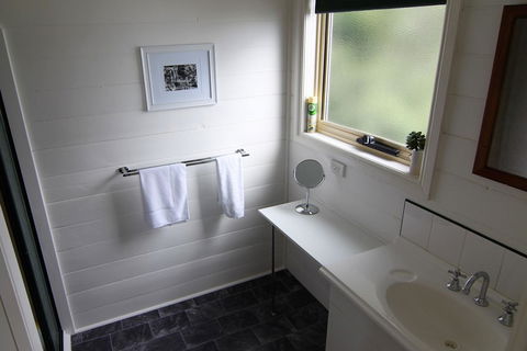 BINALONG BEACH COTTAGE Beachfront At Bay Of Fires Next To Restaurant - Sydney Tourism 7