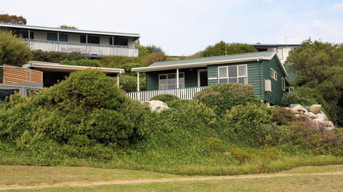 BINALONG BEACH COTTAGE Beachfront At Bay Of Fires Next To Restaurant - Sydney Tourism 8