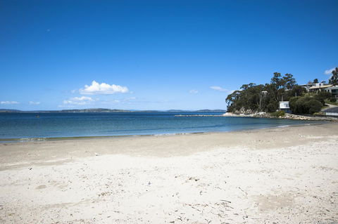 On The Beach Waterfront Apartment - Sydney Tourism 16