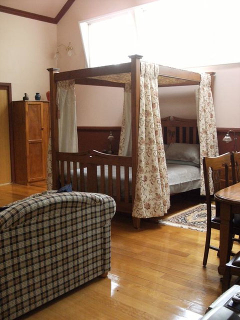 Old School B & B - Sydney Tourism 3