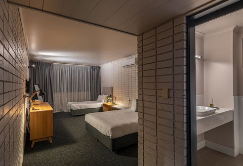 Palms Hotel - Sydney Tourism 1