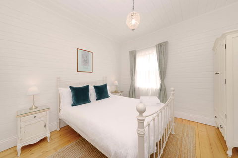 Poet's Cottage - Fireplace, Close To Treks - Sydney Tourism 3
