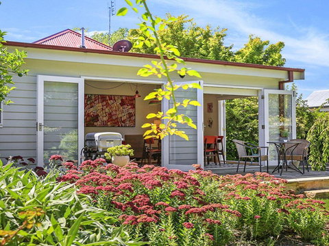 Poppy Cottage-delightful Pet Friendly Weatherboard - Sydney Tourism 0
