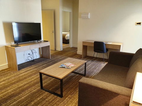 Porter's Plainland Hotel - Sydney Tourism 1