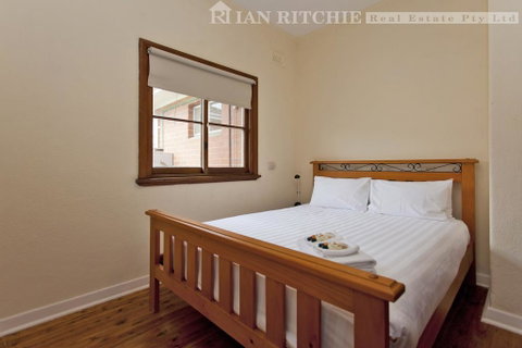 Red Brick Beauty - Central Cottage - Sydney Tourism 2