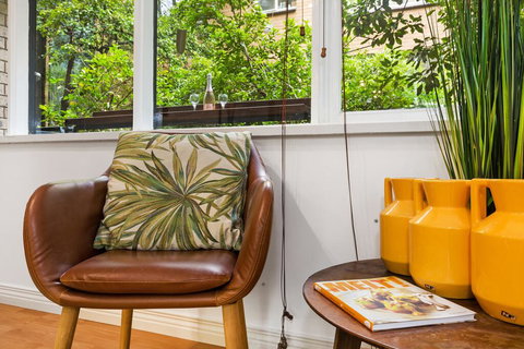 Retro Styled 3 Bedroom Apartment With Tree Views - Sydney Tourism 2