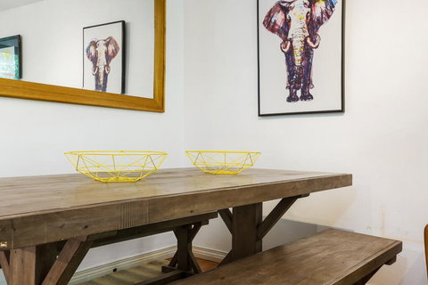 Retro Styled 3 Bedroom Apartment With Tree Views - Sydney Tourism 3