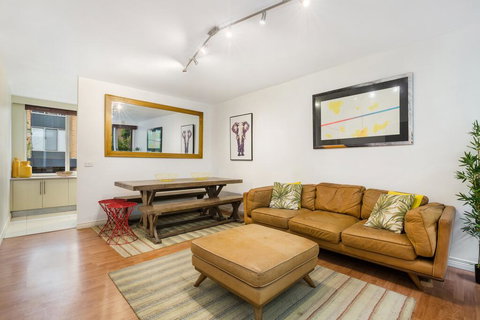 Retro Styled 3 Bedroom Apartment With Tree Views - Sydney Tourism 0