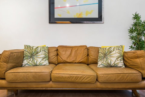 Retro Styled 3 Bedroom Apartment With Tree Views - Sydney Tourism 1
