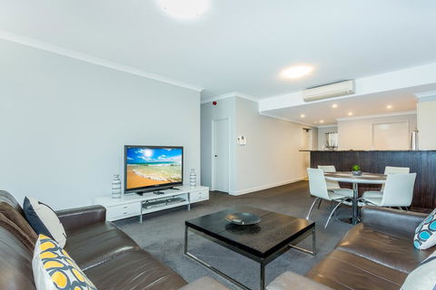Rockingham Beachfront Apartment - Sydney Tourism 3