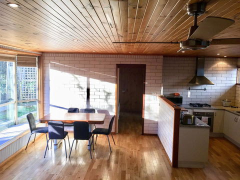 Romantic Getaway With Spa And Wifi - Pet Friendly - Sydney Tourism 3