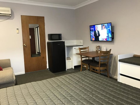 Roydons Motor Inn - Sydney Tourism 0