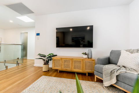 Sandcastle, 26a Winsor Street - Sydney Tourism 2