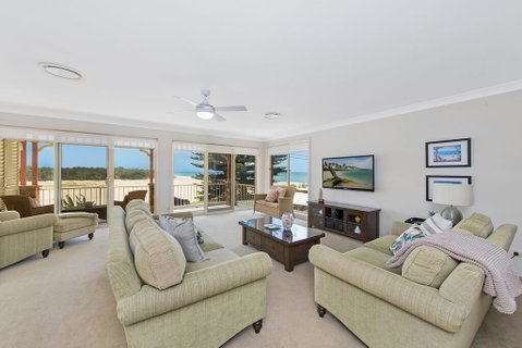 SEASCAPE - An Enticing Lakeside Escape - Sydney Tourism 1