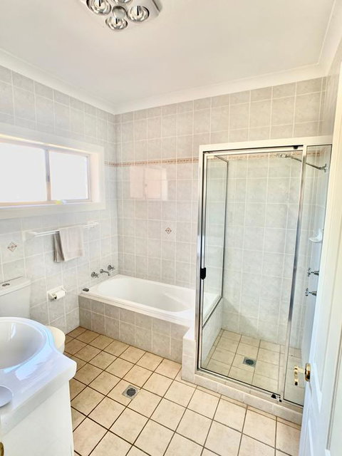 Spacious 2 Bed, 2 Bath Villa - Central Location - Quiet - Sydney Tourism 3