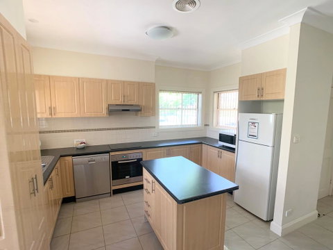 Spacious 2 Bed, 2 Bath Villa - Central Location - Quiet - Sydney Tourism 1