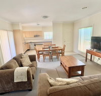 Spacious 2 Bed 2 Bath Villa - Central Location - Quiet - Sydney Tourism