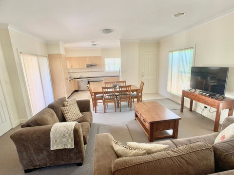 Spacious 2 Bed, 2 Bath Villa - Central Location - Quiet - Sydney Tourism 0