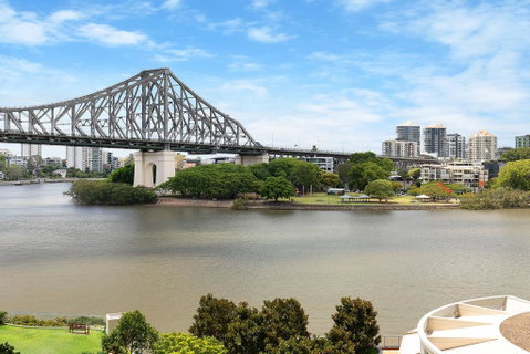 Spacious Executive 3 Bedroom - Brisbane CBD - Views - Pool - WIFI - Free Parking - Sydney Tourism 0